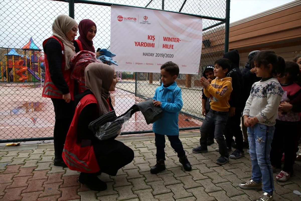 Suriyeli yetimlere giysi yardımı