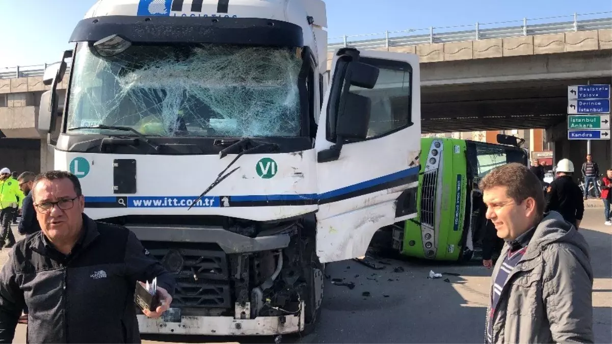 Tanker ile çarpışan halk otobüsü yan yattı: 25 yaralı