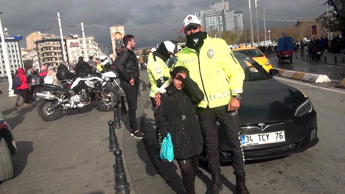Üşüyen Suriyeli minik kıza polis şefkati
