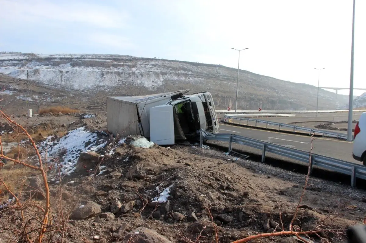 Virajı alamayan su yüklü tır devrildi: 1 yaralı