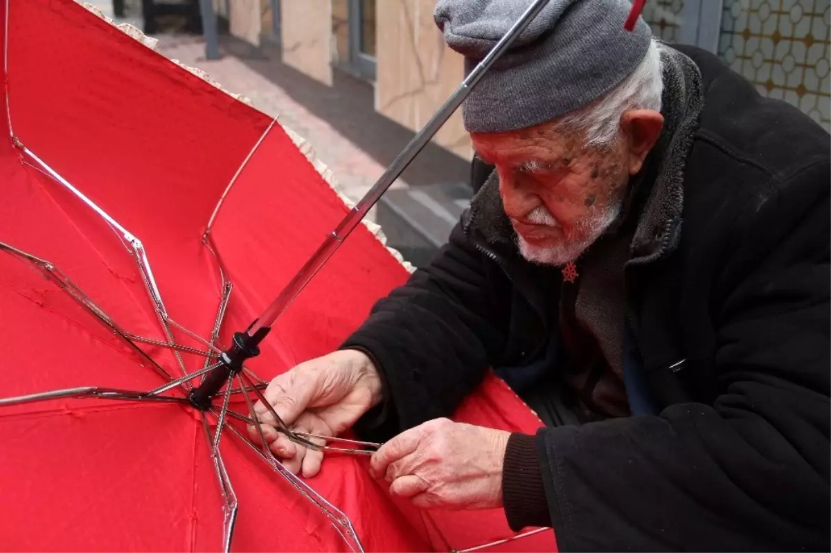 90 yaşında gözlük kullanmadan şemsiye tamir ediyor