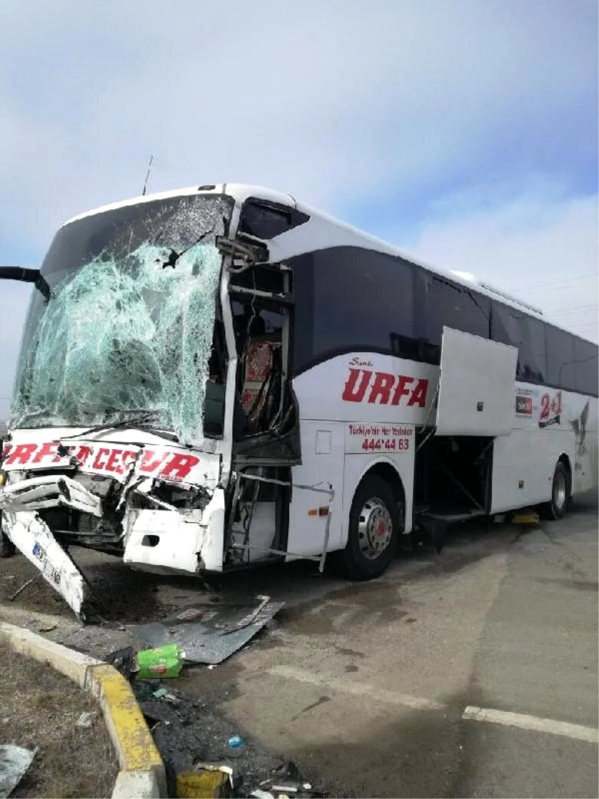 Ankara\'da yolcu otobüsü ile kamyonet çarpıştı: 2 yaralı