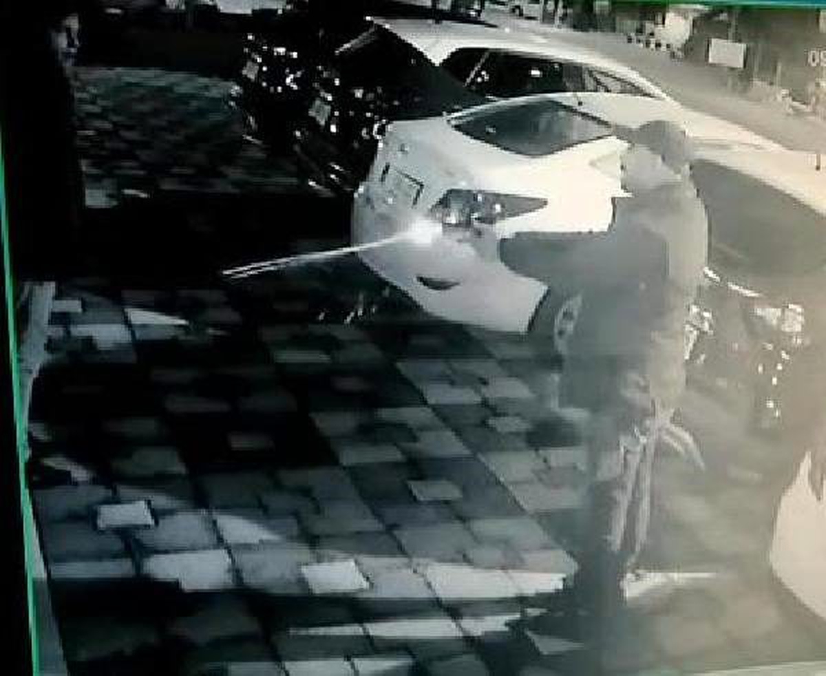 Araç vermeyen kiralama firması çalışanına silahlı saldırı kamerada