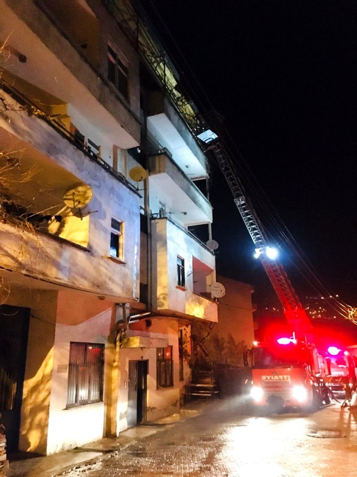 Artvin\'de 3 katlı binada çatı yangını