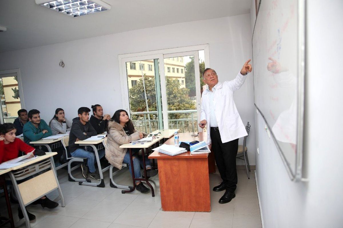 Başkan Akay, kimya dersi anlattı