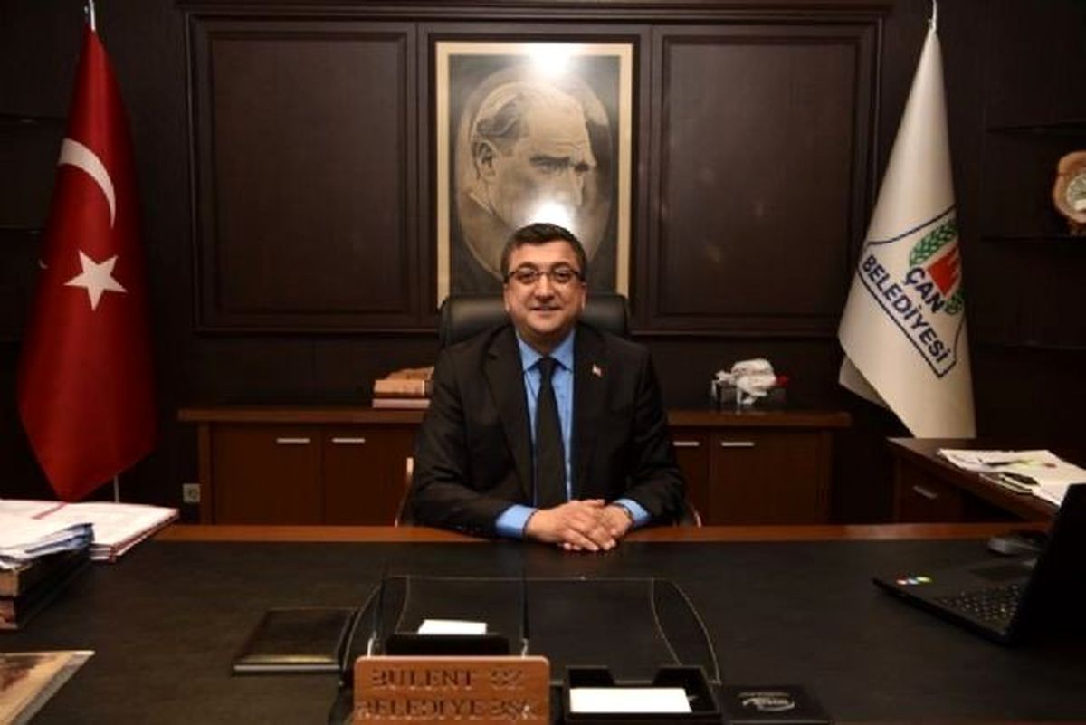 Başkan Öz: \'İnsan onuruna yakışır bir dünya diliyorum\'