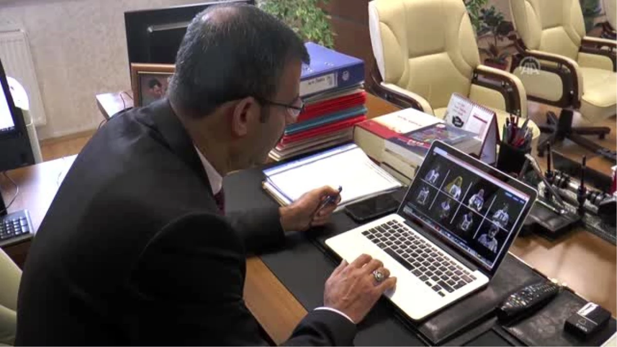 Başsavcı Uğurlu ve Emniyet Müdürü Aydoğan, AA\'nın "Yılın Fotoğrafları" oylamasına katıldı - SİVAS