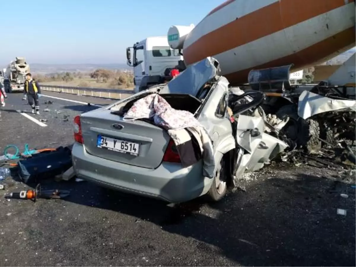 Beton mikserine çarpan otomobildeki çift öldü