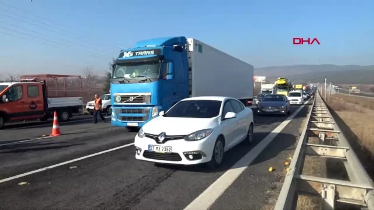 Bolu devrilen tır\'daki sebze ve meyveler yola saçıldı