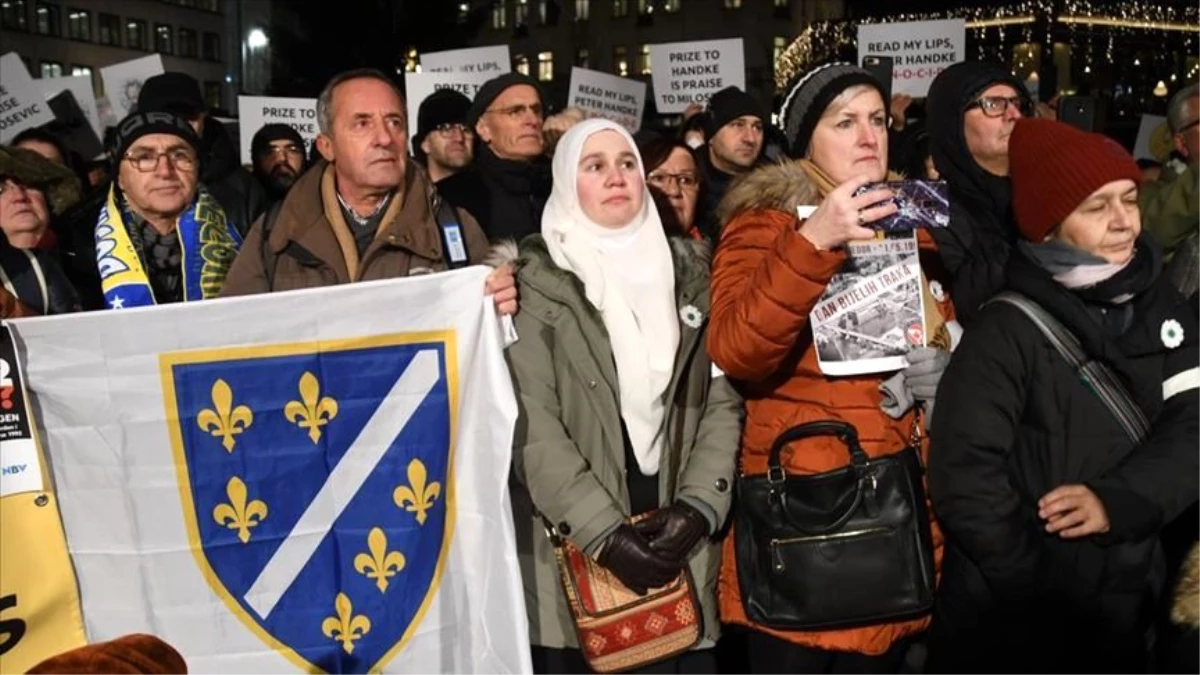 Bosna soykırımı inkar eden Peter Handke\'ye Nobel Ödülü verilmesi İsveç\'te protesto edildi