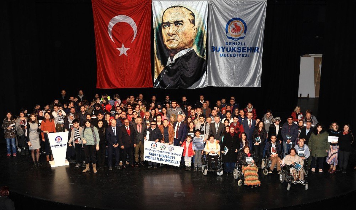 Büyükşehir E-KPSS\'ye hazırlanan kursiyerlere ücretsiz kitap dağıttı