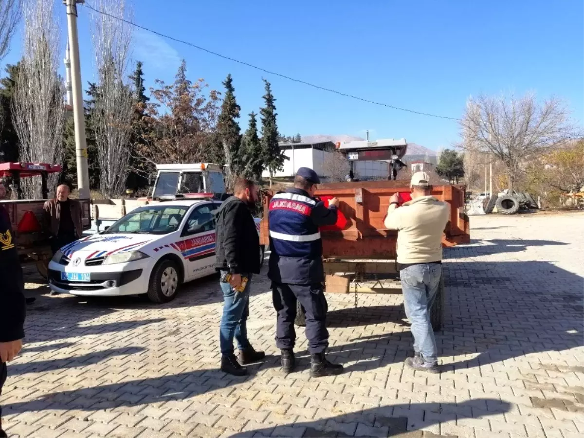 Çal\'da traktör ve iş makinelerine yönelik reflektör denetimi