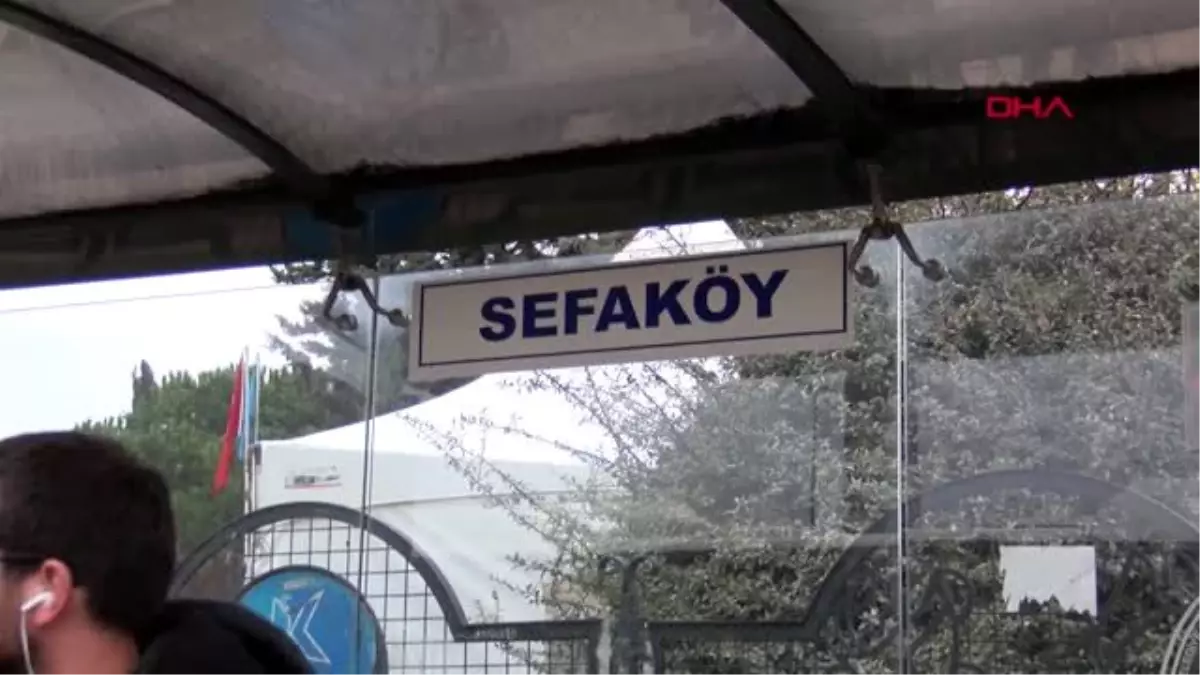 D-100\'de otobüs çilesi; durakta durmayan otobüse binmek için canlarını tehlikeye atıyorlar