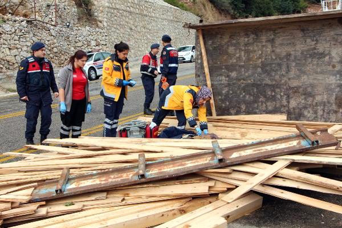Fethiye\'de traktör devrildi: 1 ölü, 1 yaralı
