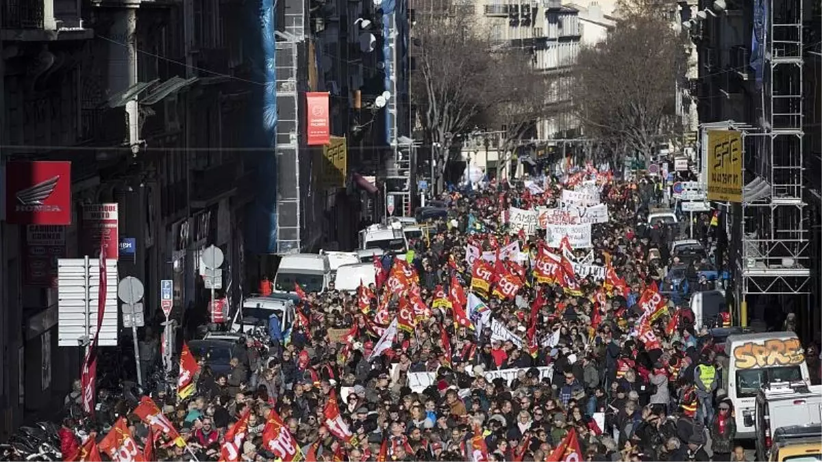 Fransa grevlere teslim: Macron reformuna karşı olan eylemciler sokağa döküldü