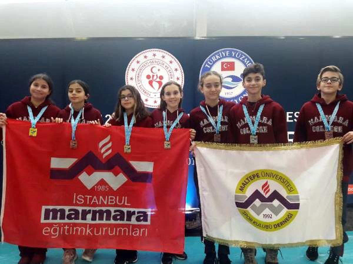 Genç yüzücüler İstanbul\'a madalya ile döndü
