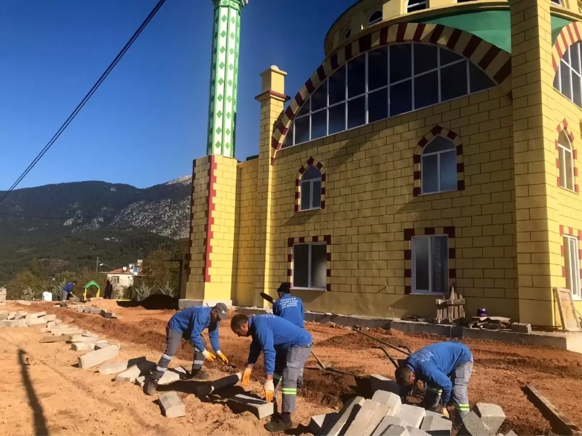 Gündoğmuş Yeni Cami\'ne parke ve peyzaj