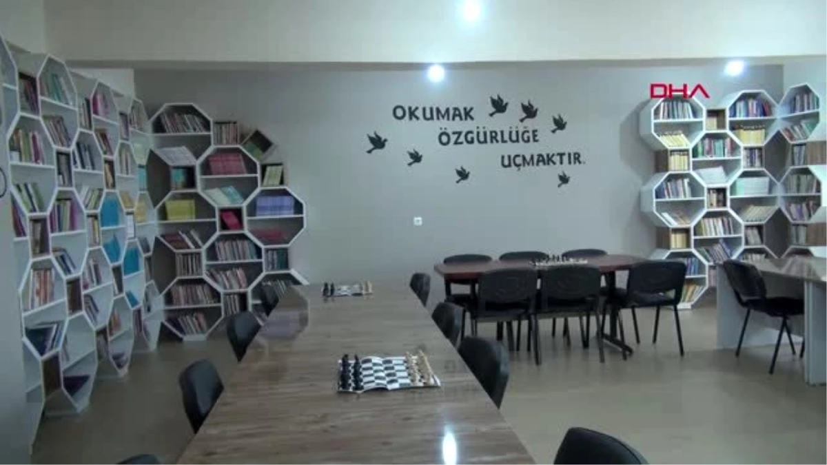 Hakkari emekli astsubay, hakkari\'deki köy okullarına kütüphane yaptırdı