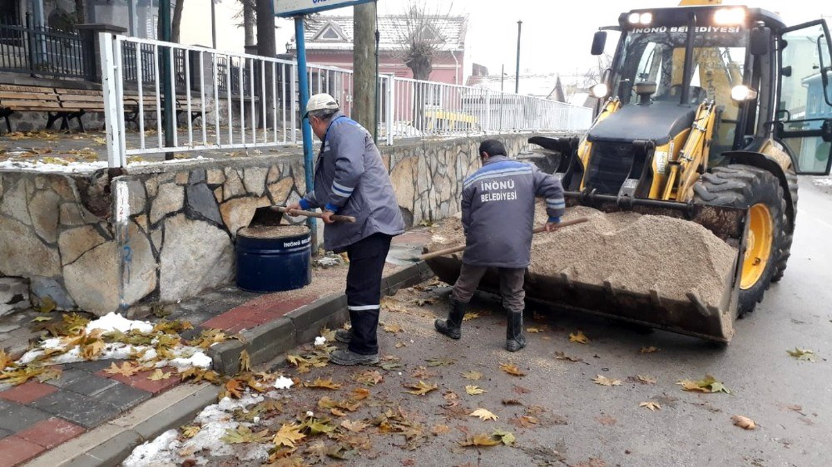 İnönü Belediyesi buzlanmaya karşı tuzlama çalışması yaptı