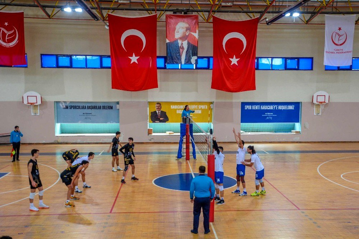 Karacabey Belediyespor Voleybol Takımı şampiyonluk yolunda