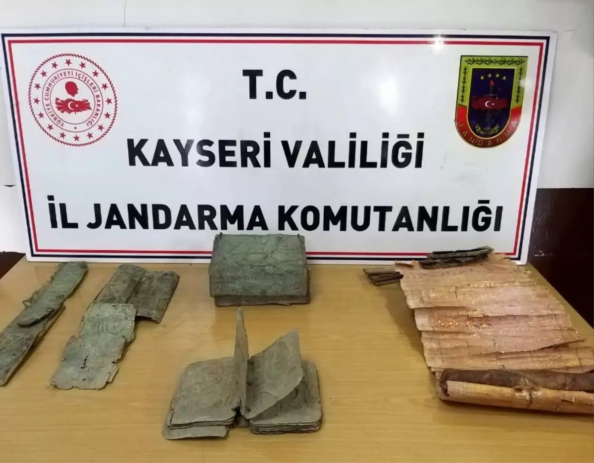 Kayseri\'de ağaç kabuğuna yazılmış altın yaldızlı tarihi belge kılıfı ele geçirildi