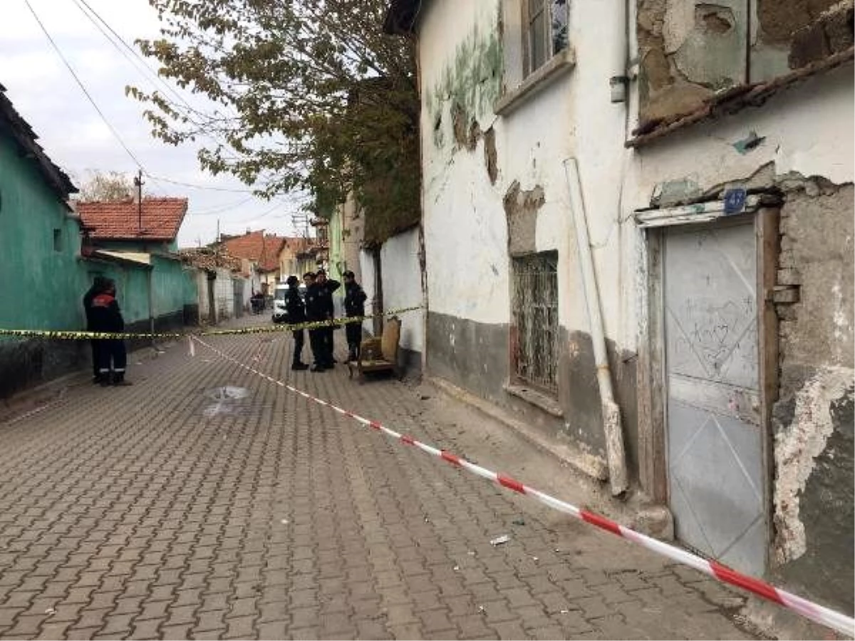 Konya\'da 2 katlı kerpiç ev çöktü: Babaanne ve 2 torunu öldü (5)