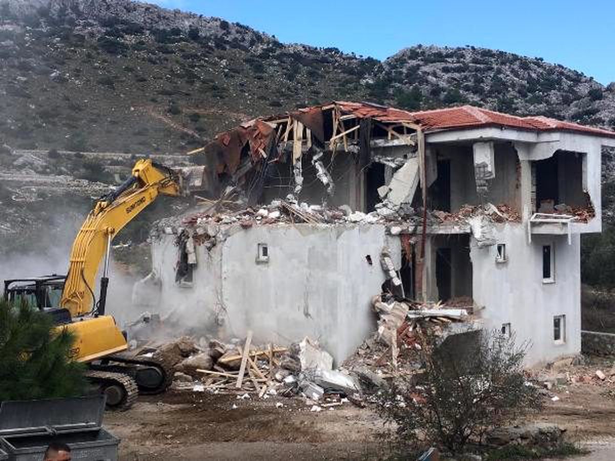 Marmaris\'te, 3\'er katlı 2 kaçak villa yıkıldı