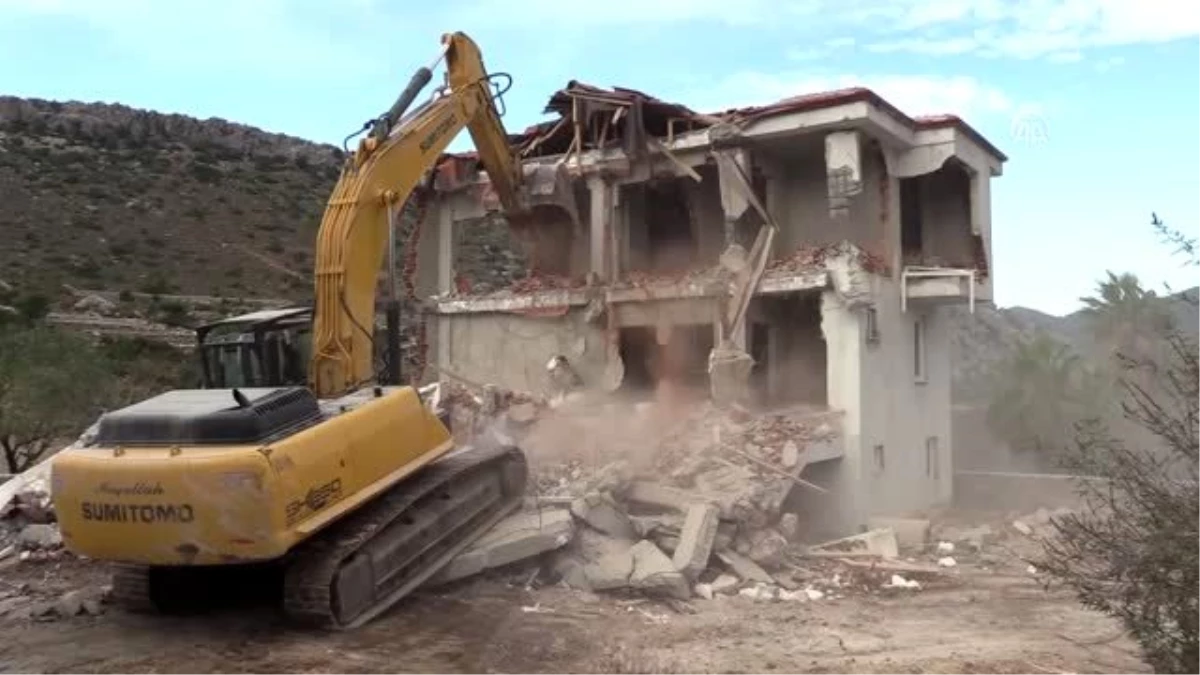 Marmaris\'te imara aykırı iki villa yıkıldı
