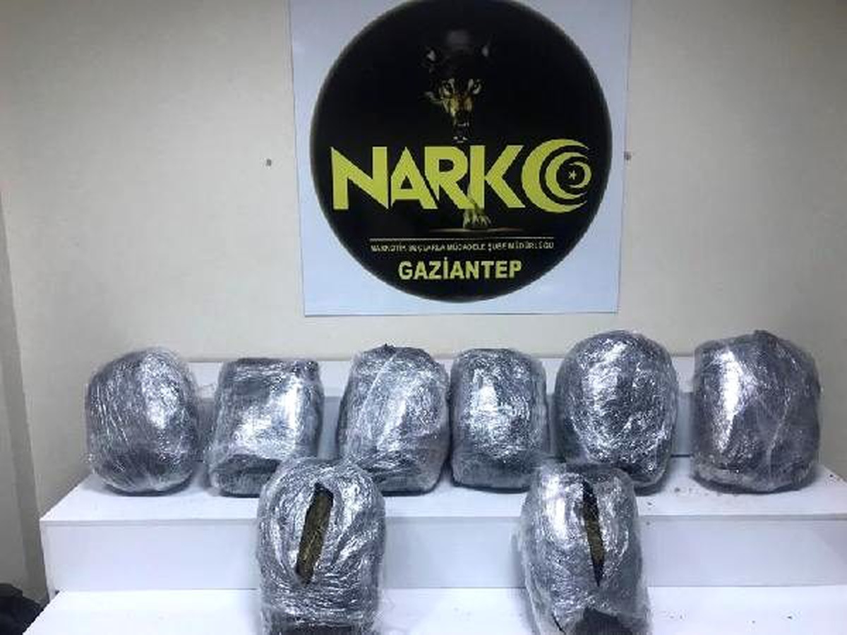 Minibüsten 42 kilo esrar çıktı, arkasındaki yazı dikkat çekti
