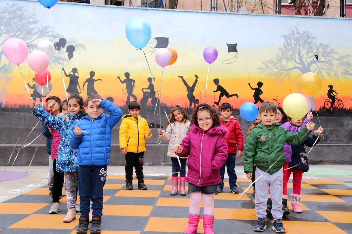 Minikler, dilek diledi gökyüzüne balon bıraktı