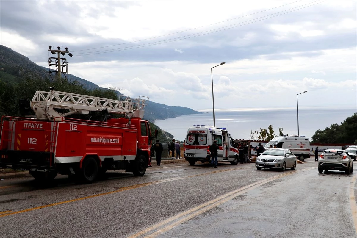 Muğla\'da traktör devrildi: 1 ölü, 1 yaralı