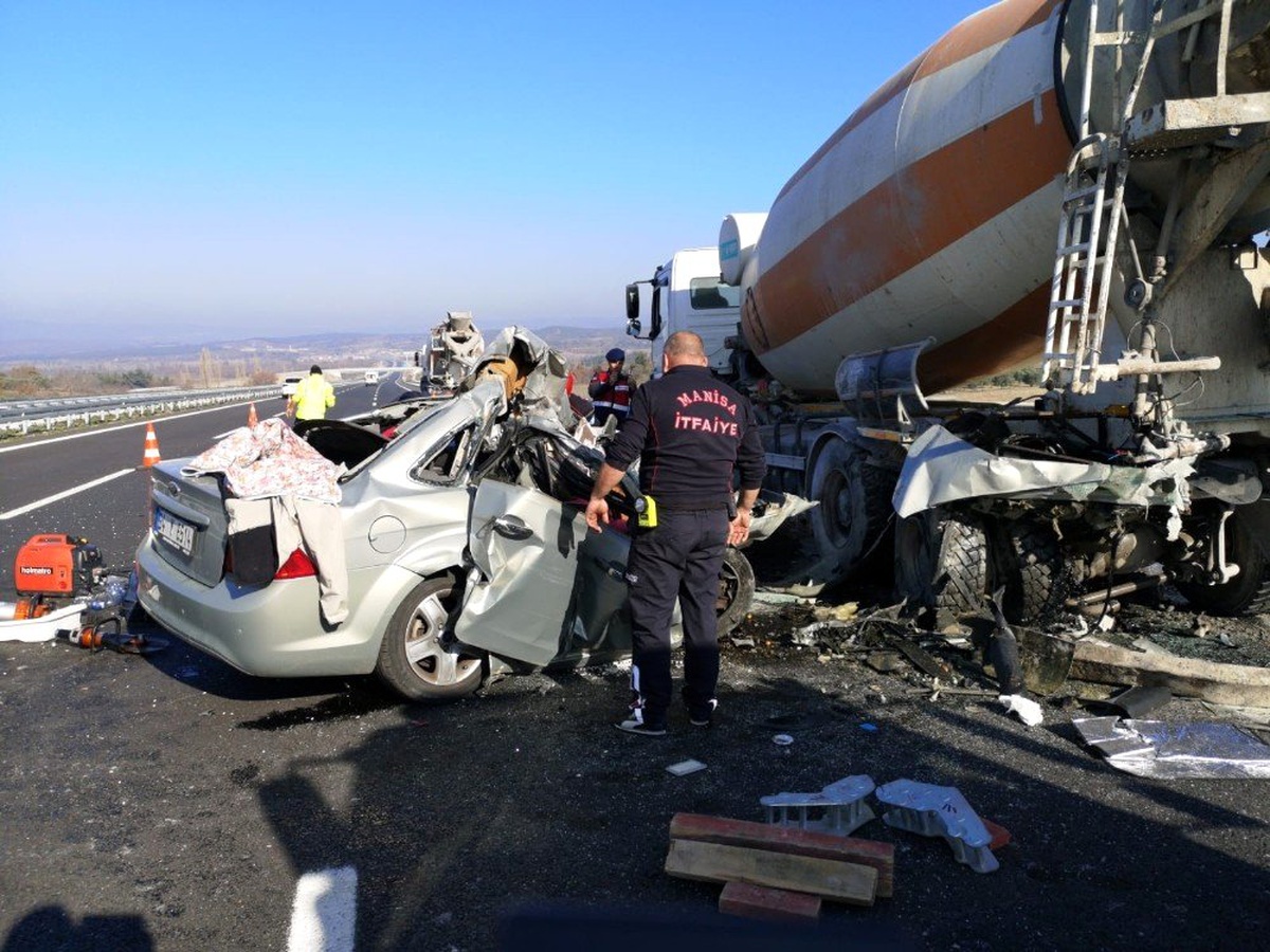 Otomobil, beton mikserine çarptı: 2 ölü