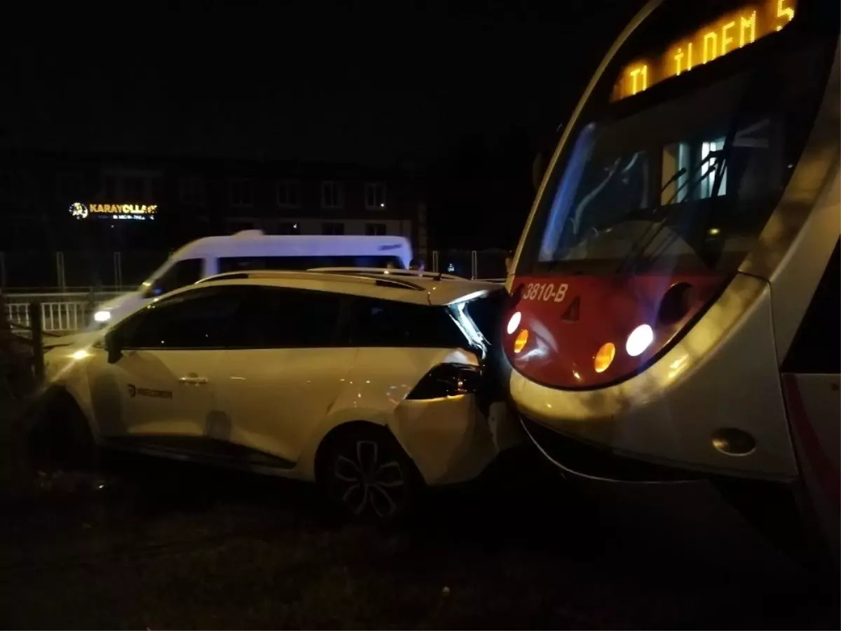 Otomobil tramvay yoluna girdi: 1 yaralı