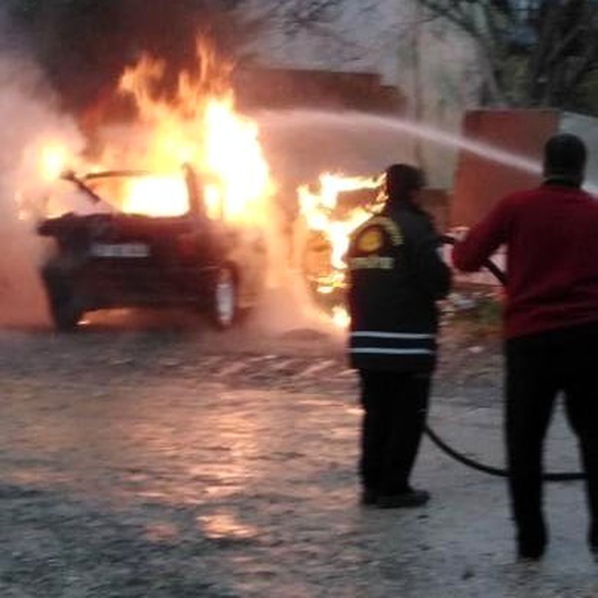 Park halindeki araç alev topuna döndü
