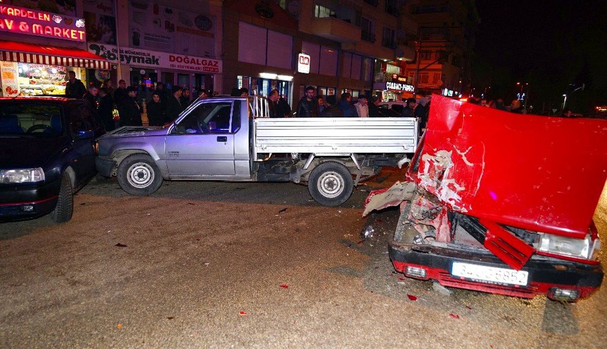 Park halindeki iki araca otomobil çarptı
