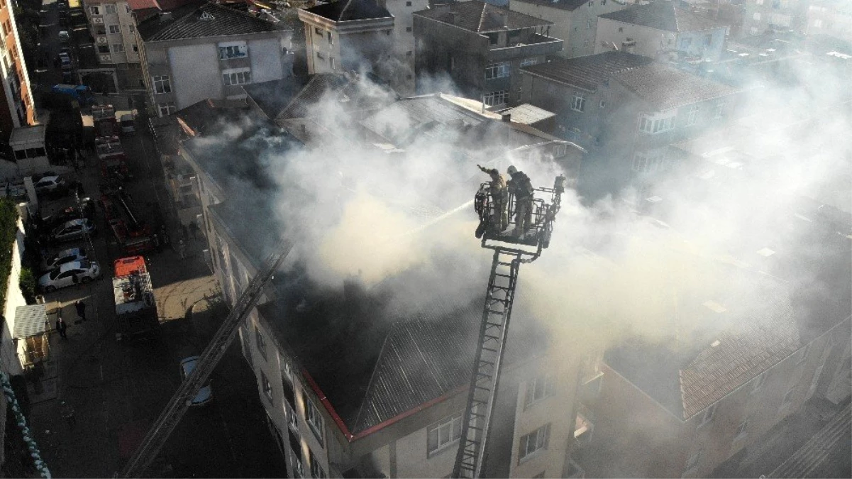 Pendik\'te 4 katlı binanın çatısı alev alev yandı