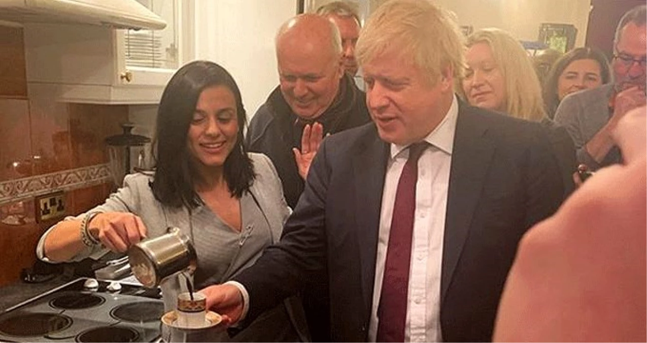 Şarkıcı Eylem, İngiltere Başbakan\'ı Boris Johnson\'a Türk kahvesi ikram etti