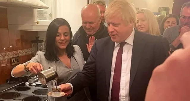 Şarkıcı Eylem, İngiltere Başbakan'ı Boris Johnson'a Türk kahvesi ikram etti