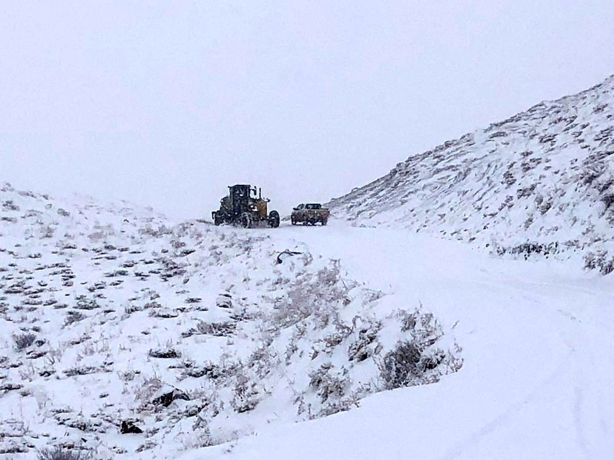 Siirt\'te kardan kapanan köy yolları ulaşıma açıldı