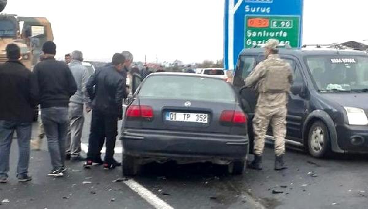 Suruç\'ta minibüs ile otomobil çarpıştı: 6 yaralı
