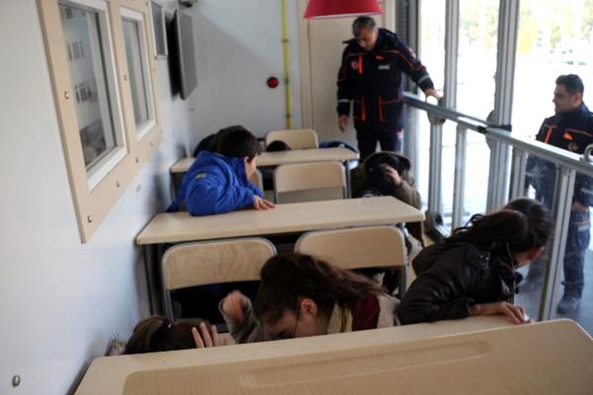 Tokat\'ta öğrencilere simülasyon TIR\'ında deprem eğitimi