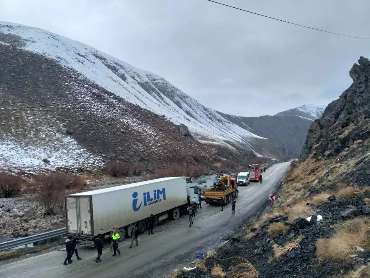 Yüksekova\'da trafik kazası: 5 yaralı