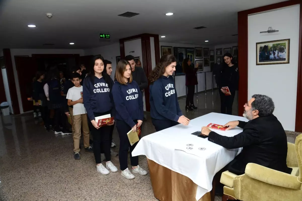 8. Sınıf öğrencileri dünyaca ünlü polisiye yazarı Ahmet Ümit\'i heyecanlandırdı!