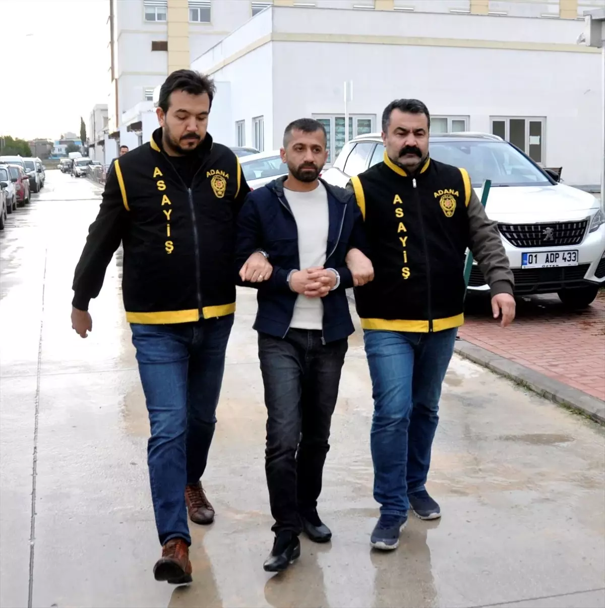 Adana\'da 25 yıl hapis cezasıyla aranan firari hükümlü pazarda yakalandı