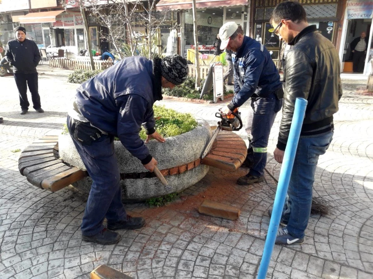 Akçakoca\'da Park ve Bahçelerde onarım çalışmalarına hız verildi
