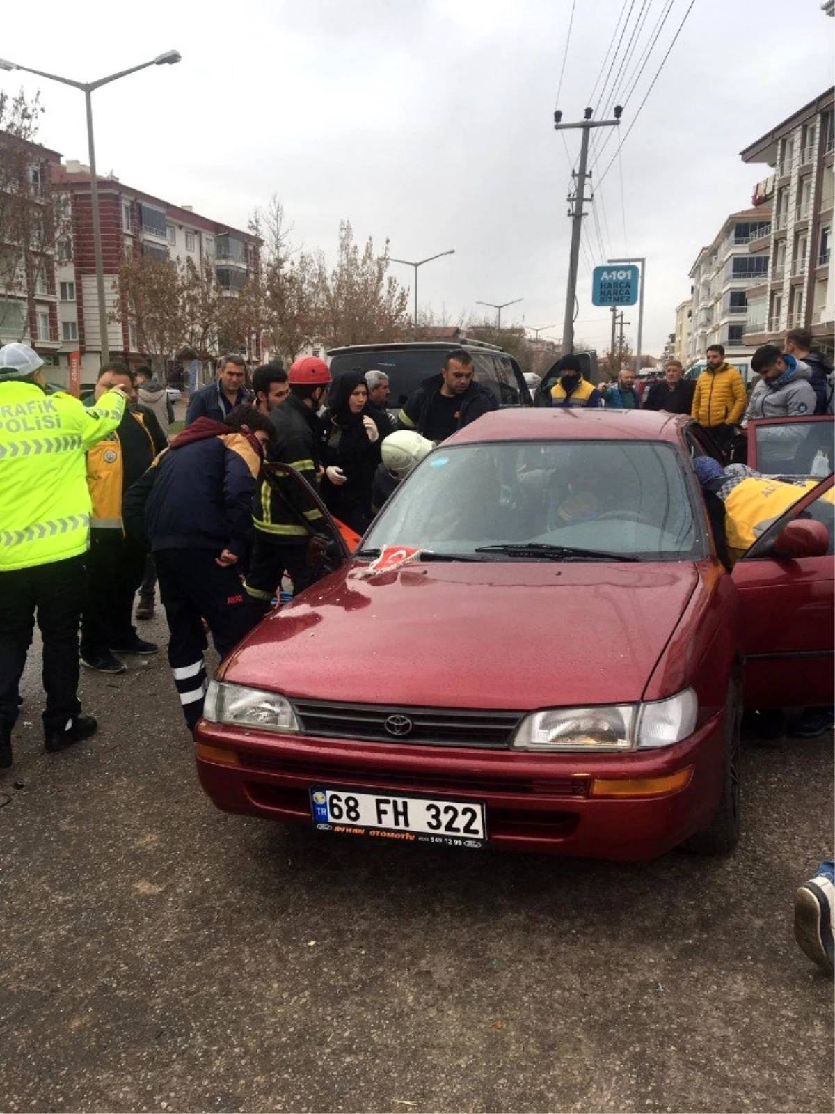 Aksaray\'da minibüsle otomobil çarpıştı: 5 yaralı