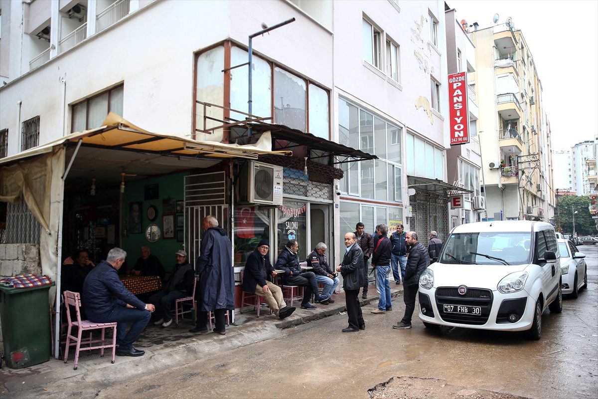 Antalya\'da eski ses sanatçısı kıraathanede kalp krizi sonucu öldü