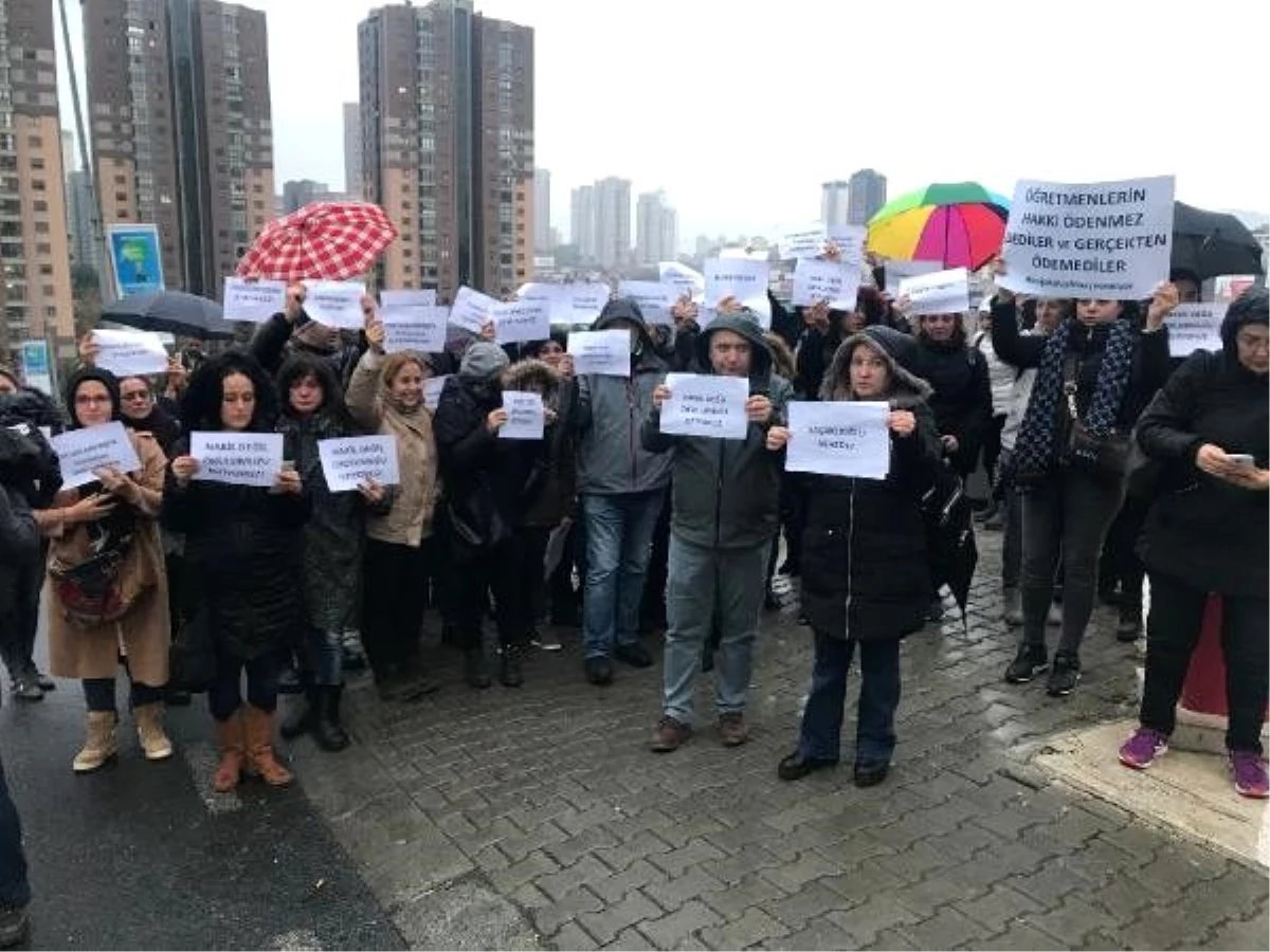 Ataşehir\'de velilerden yağmur altında özel okul protestosu