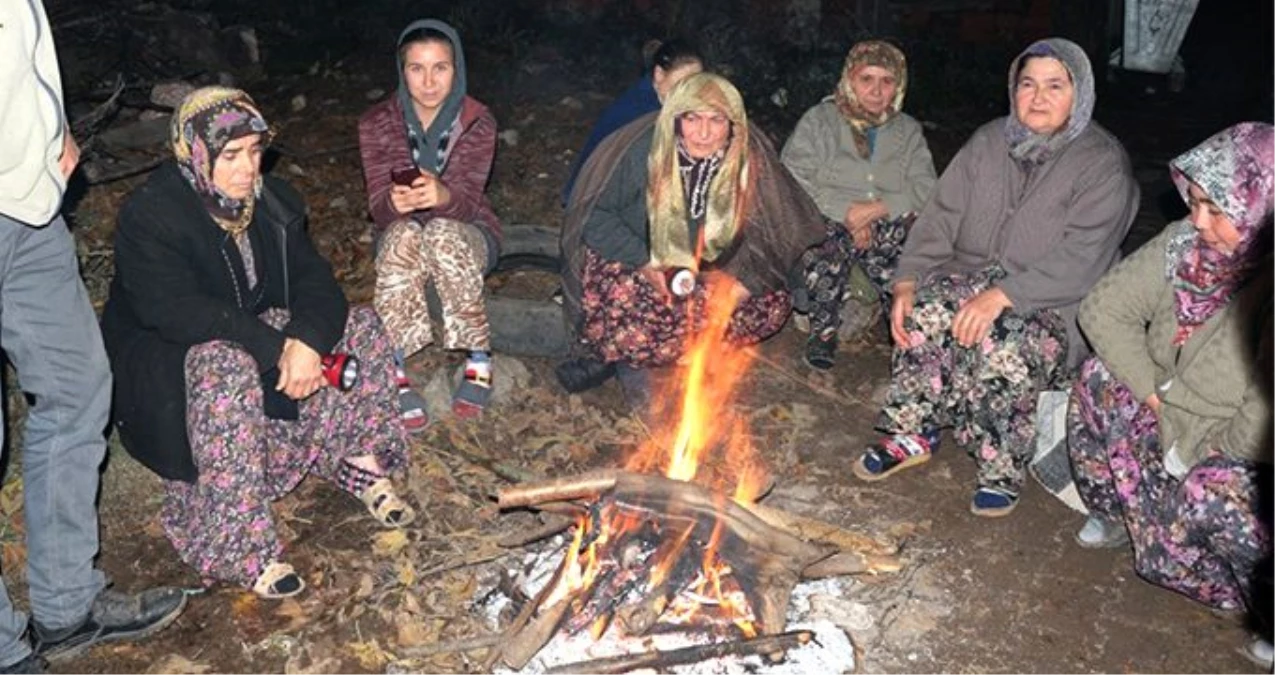 Balıkesir\'deki deprem sonrası vatandaşlar geceyi ateş başında geçirdi