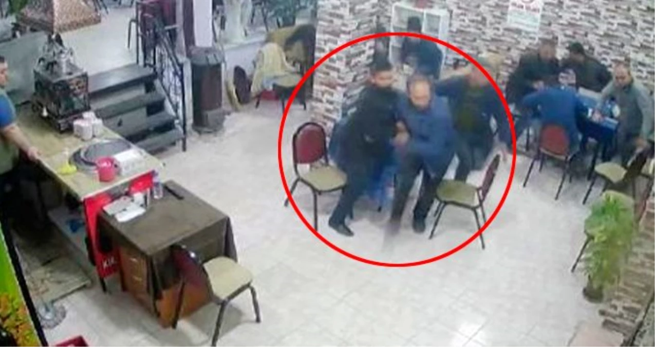 Balıkesir\'deki depremde kahvehanede olan vatandaşların kaçış anı kameraya yansıdı